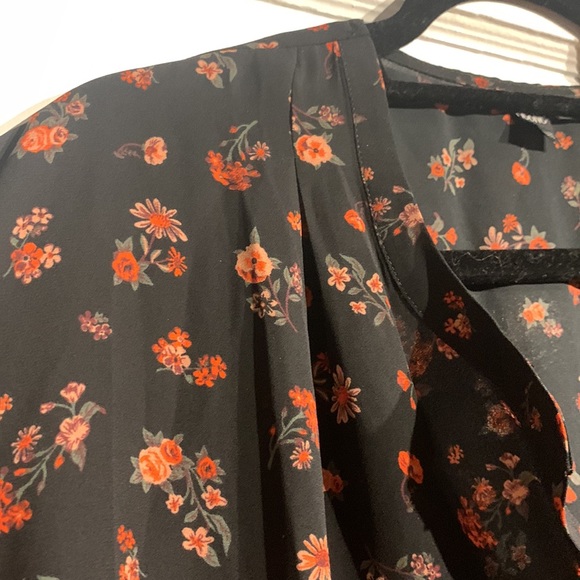 Icone / Simons drapey floral blouse - Picture 7 of 12